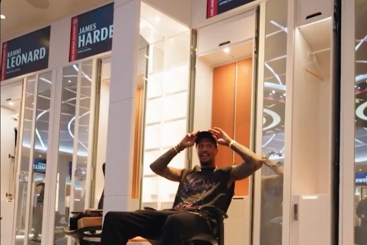 科林斯探访快船更衣室 指着哈登&小卡更衣室柜:这里都是大人物