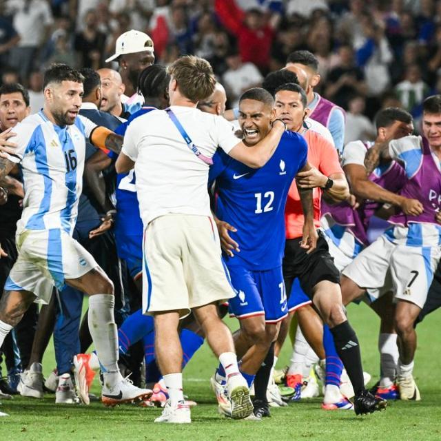 开云体育官网-干！法国球员赢球后跑到阿根廷球员家属面前庆祝