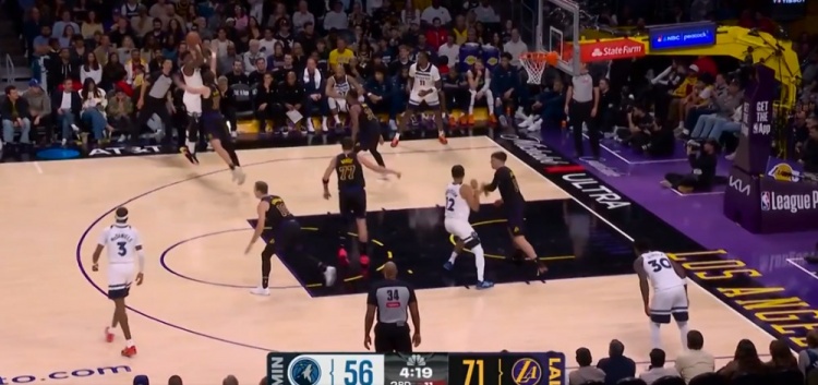 Kaiyun开云官方网站中国登录-第十个三分终于进了！爱德华兹单打里夫斯撤步三分命中